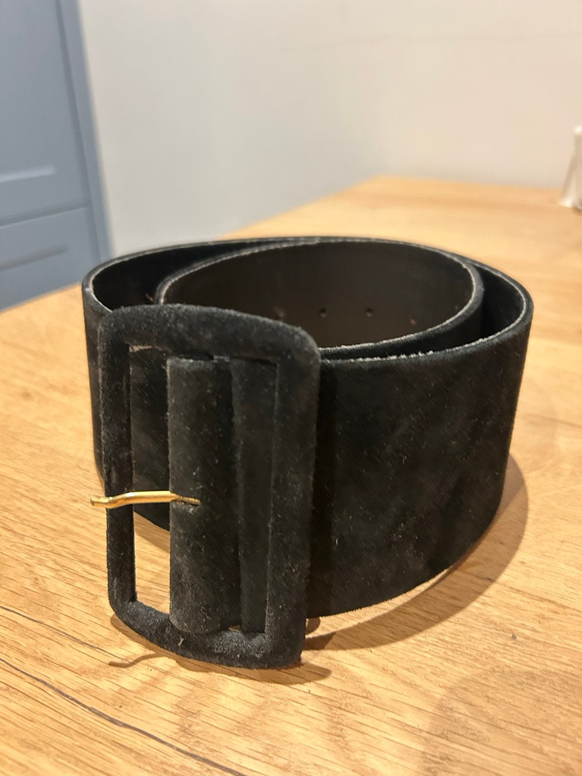 PAUW Zwarte Suède Tailleriem met Gouden Gesp - 75cm, Kleding | Dames, 5 cm of meer, Minder dan 80 cm, Tailleriem, Ophalen of Verzenden