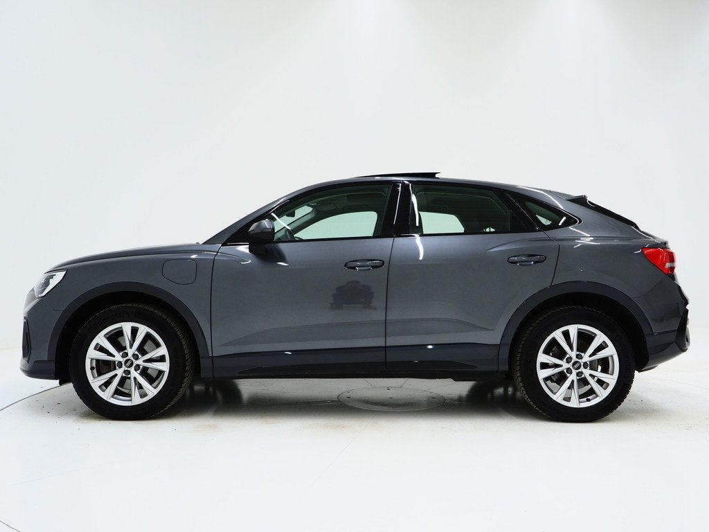 Audi Q3 Sportback 45 TFSI e Edition Full Black | Panoramadak, Auto's, Audi, Gebruikt, Zwart, Hybride Elektrisch/Benzine, Zilver of Grijs