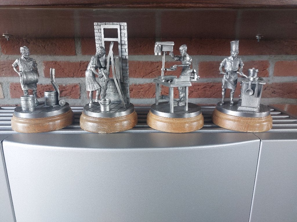 4 tinnen beeldjes op houten voet, Verzamelen, Ophalen of Verzenden, Zo goed als nieuw, Mens