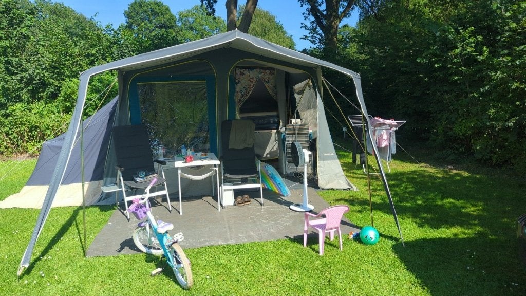 Vouwwagen met uitbouw 8 persoons (Stoelen,tafel,bestek etc), Ophalen, Trigano, Blauw, Aanwezig