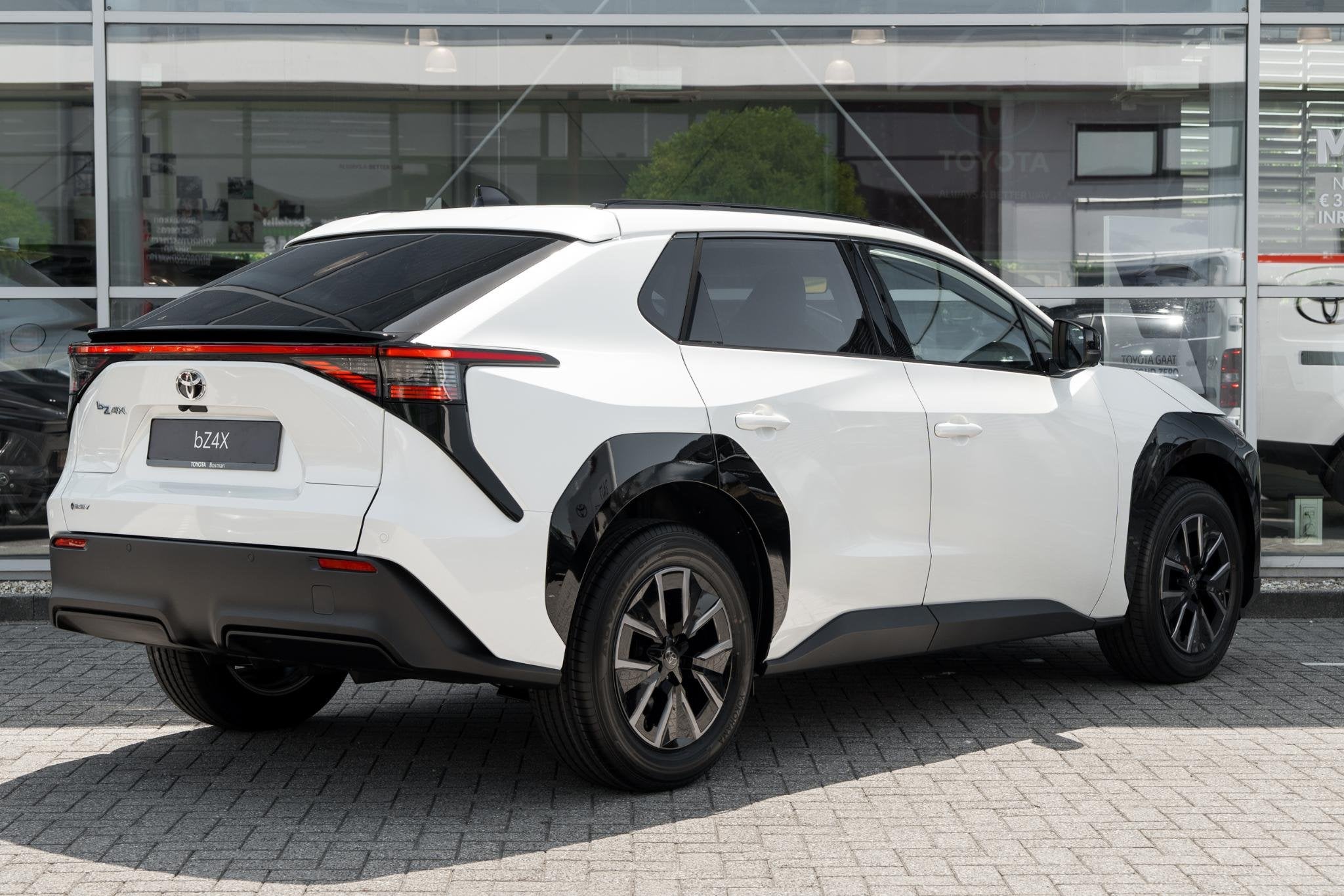 Toyota bZ4X Dynamic 73 kWh, Gebruikt, Leder en Stof, Wit, 1925 kg