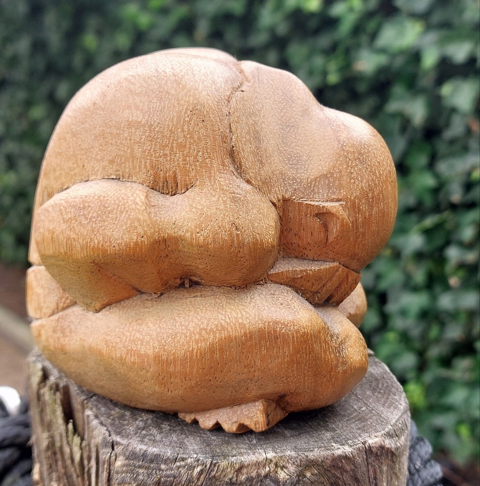 Handgesneden Yogiman / Orang Malu beeldje - 10 cm, Minder dan 20 cm, Ophalen of Verzenden, Handgemaakt, Beeld