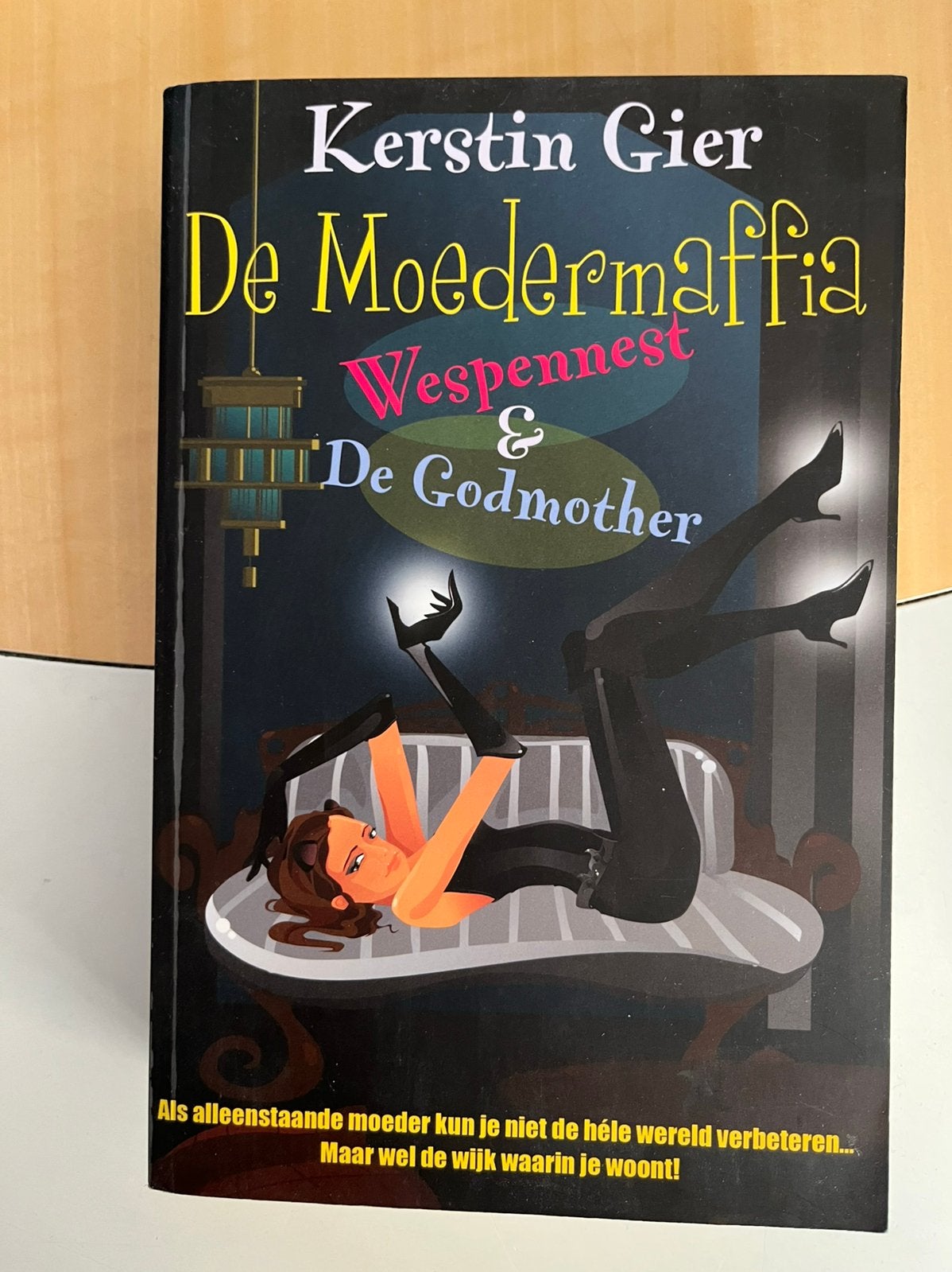 Kerstin Gier - De Moedermaffia, Wespennest & De Godmother, Ophalen of Verzenden, Zo goed als nieuw, Europa overig