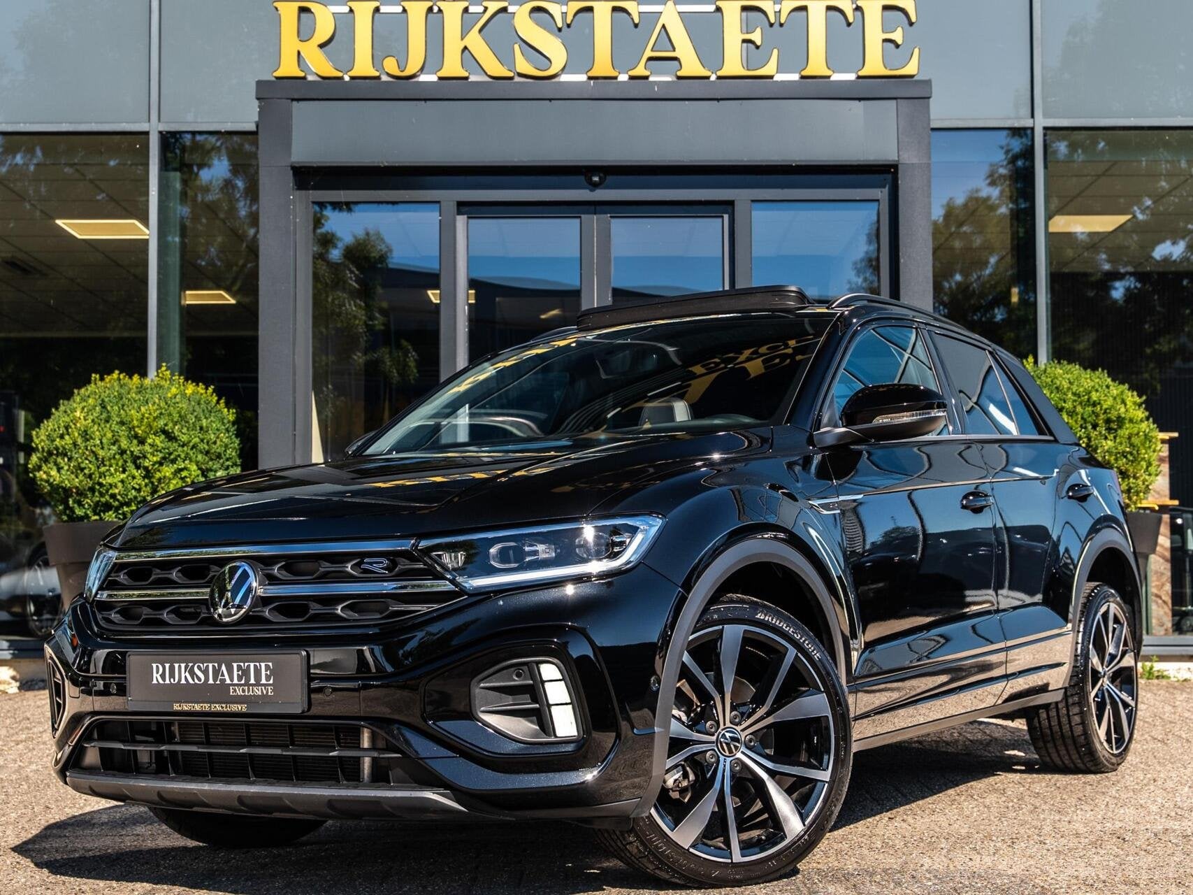 Volkswagen T-Roc 1.5 TSI R-Line|PANO|CAMERA|CC|19''|STOELVW, Auto's, Volkswagen, Dealer onderhouden, Zwart, Bedrijf, 1252 kg
