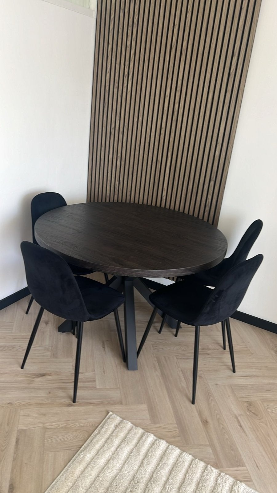 Ronde eettafel met zwart eiken blad en metalen onderstel