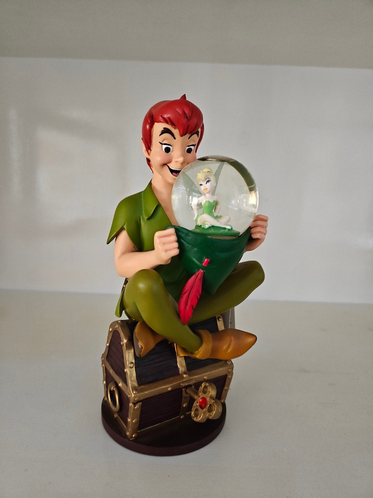 disney snowglobe peter pan, Verzamelen, Ophalen, Peter Pan of Pinokkio, Zo goed als nieuw, Beeldje of Figuurtje
