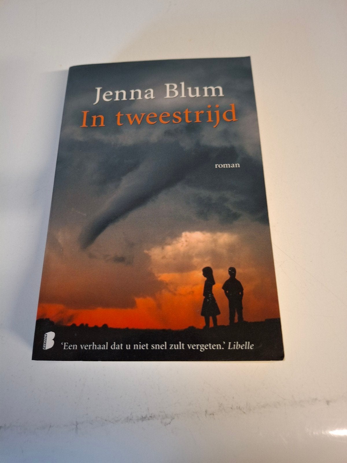 Jenna Blum - In tweestrijd (roman), Ophalen of Verzenden, Zo goed als nieuw, Jenna Blum