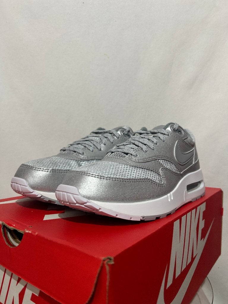 NIEUW IN DOOS! Maat 44,5 - Nike Air Max 1 Metallic Silver, Overige kleuren, Verzenden, Nike, Nieuw