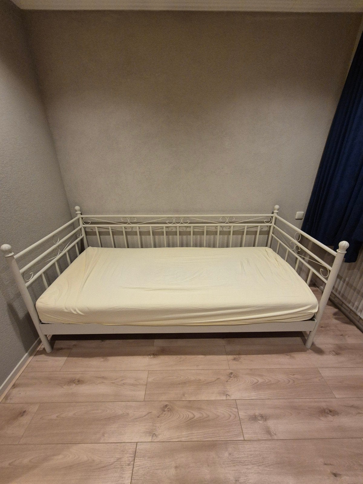 Bed met elektrisch lattenbodem 90x200, Ophalen, 90 cm, Eenpersoons, Wit