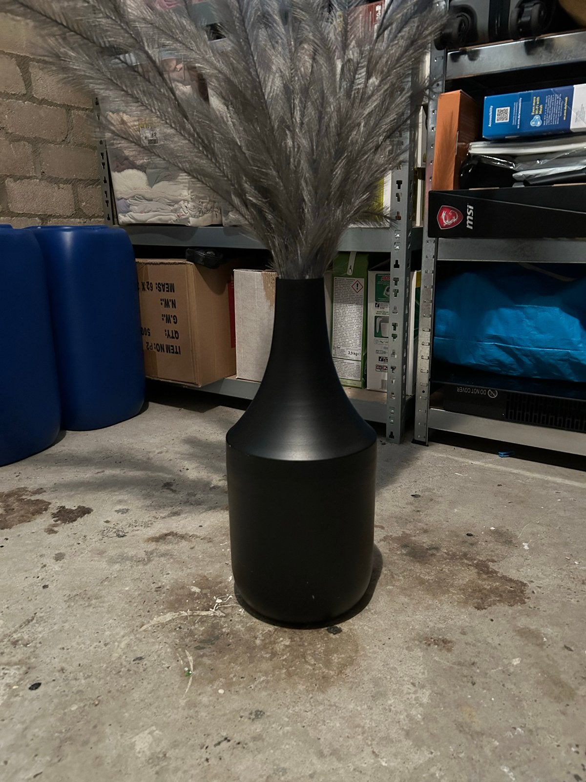 Mat zwarte vaas met nep bloemen van Leenbakker, Ophalen, Overige materialen, Gebruikt, Zwart