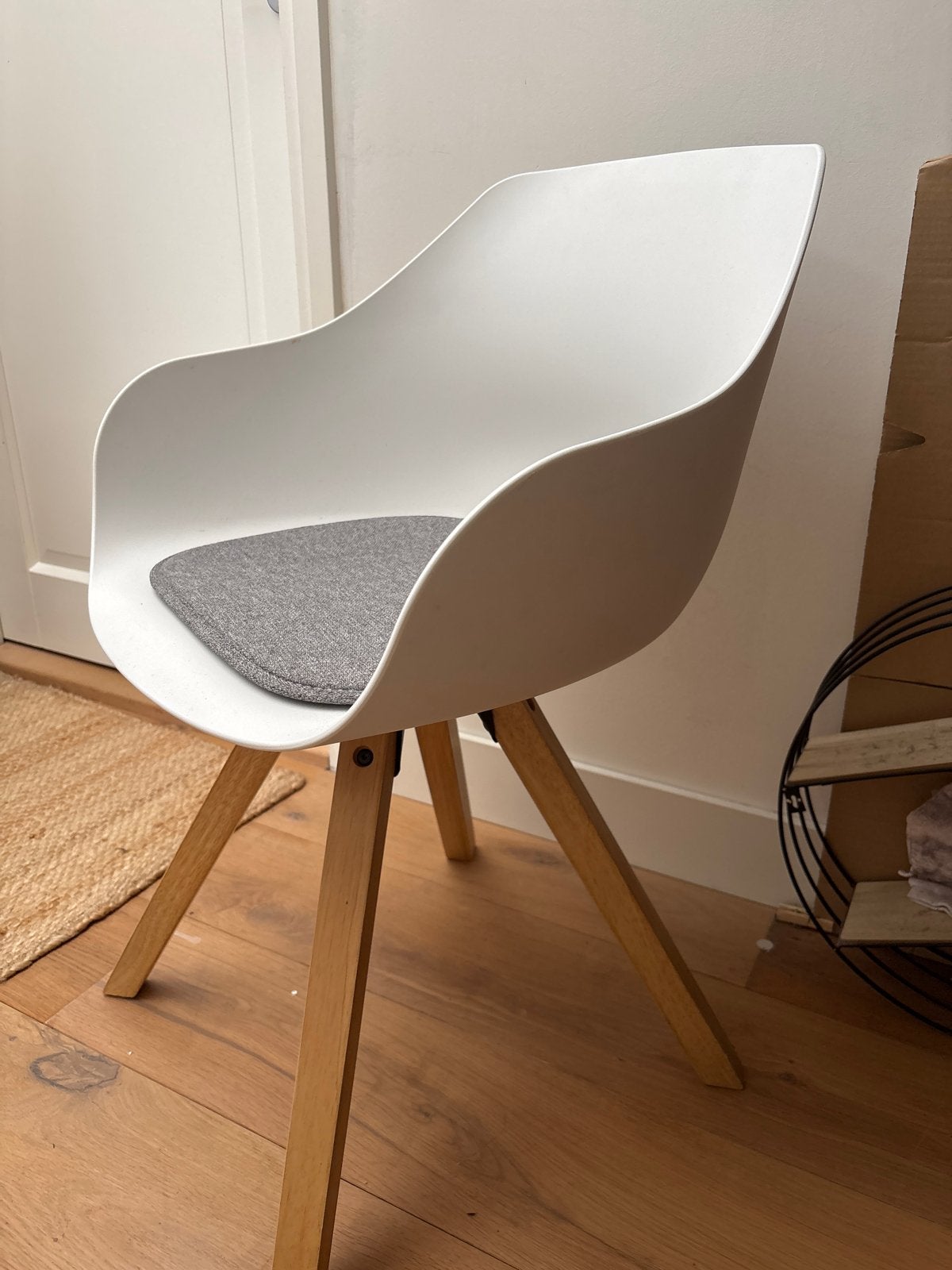 Nette witte kuipstoel met kussen, Huis en Inrichting, Stoelen, Ophalen, Kunststof, Wit, Zo goed als nieuw