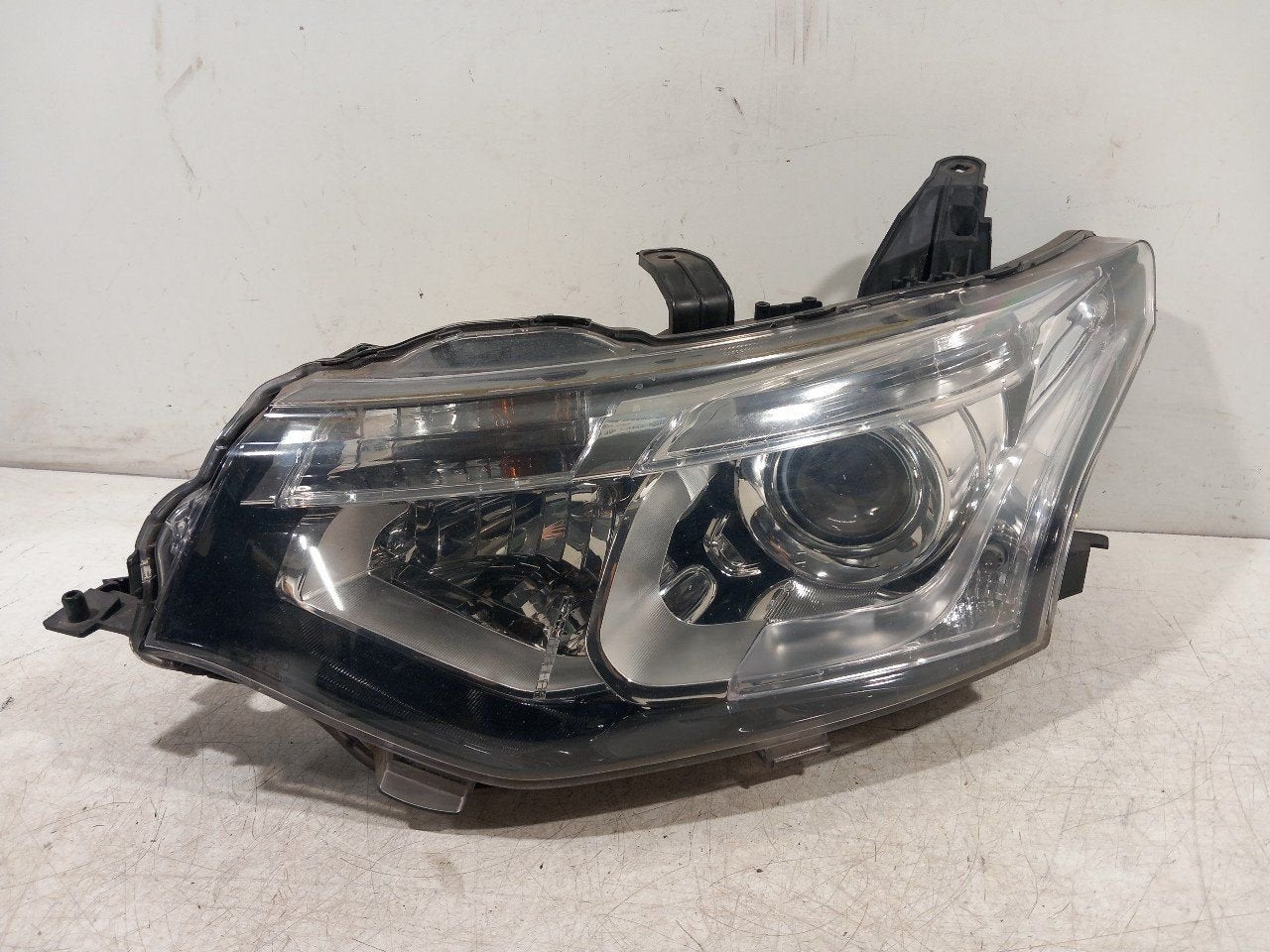 Koplamp links Mitsubishi Outlander, Onderdelen@venauto.nl, Van der Ven Autorecycling B.V., Gebruikt, Ettenseweg 76, 4706 PB Roosendaal, The Netherlands