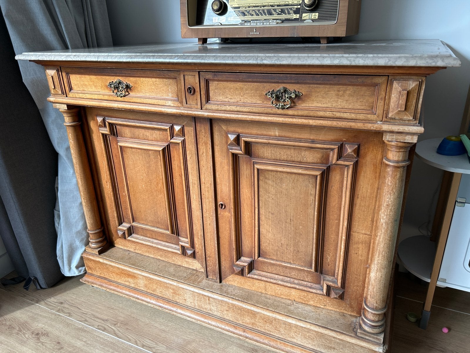 Antiek dressoir met marmeren blad - 123x63,5x94cm, Ophalen