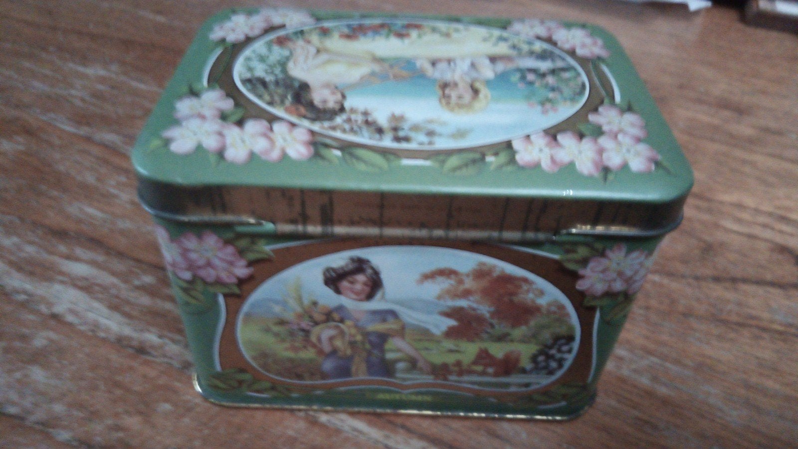 Vintage blikken trommel met romantische afbeeldingen, Verzamelen, Blikken, Gebruikt, Koek(jes), Overige merken, Ophalen of Verzenden