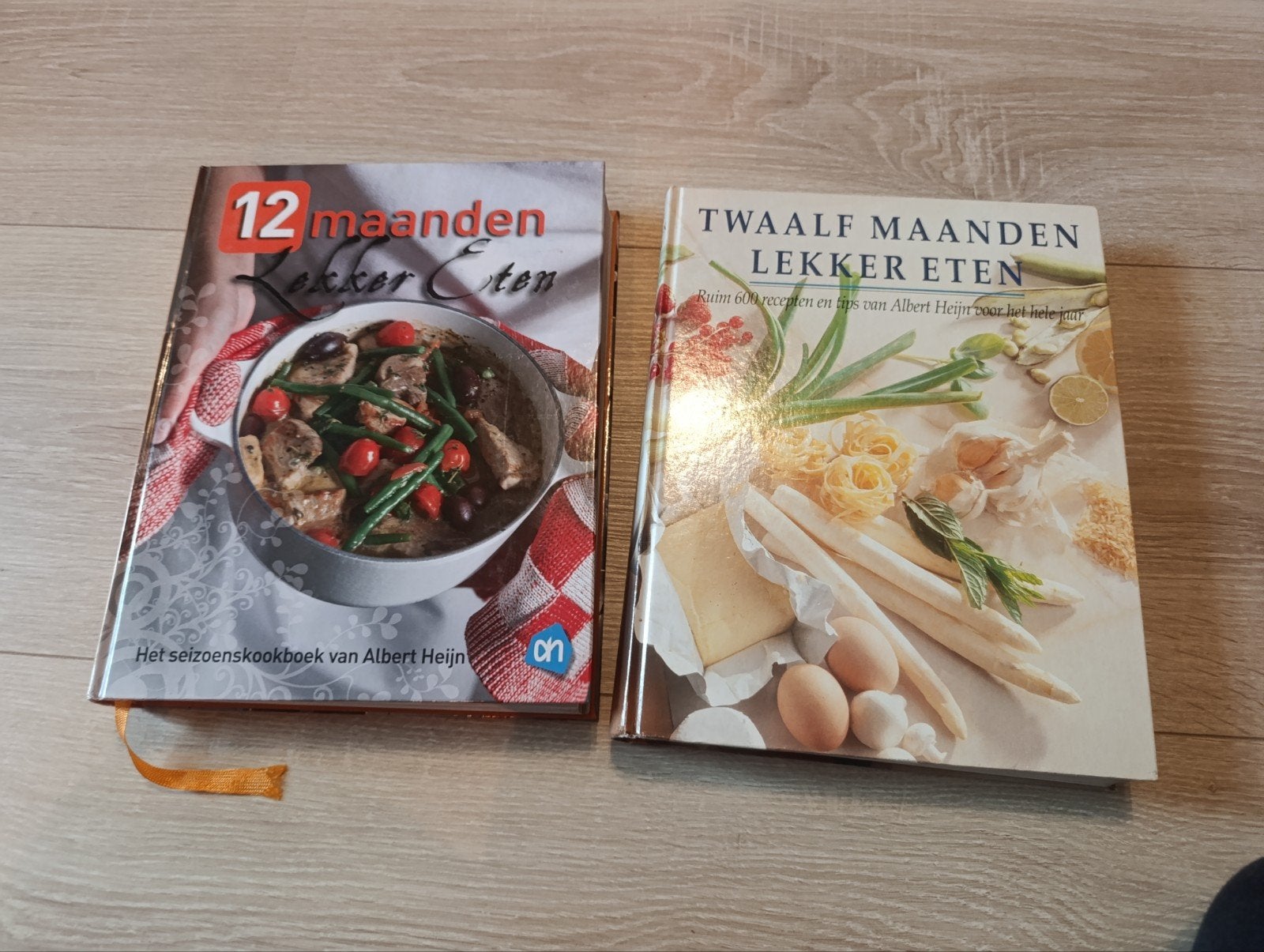 2x 12 maanden lekker eten AH boeken, Boeken, Ophalen, Zo goed als nieuw