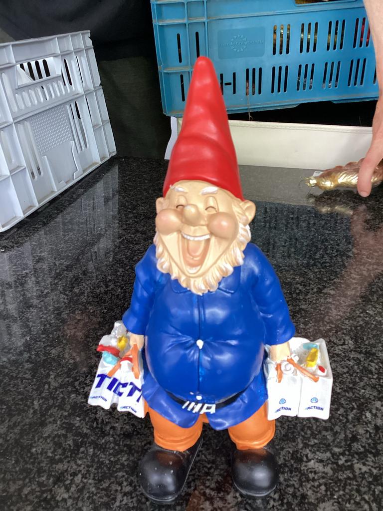 Lachende Tuinkabouter met Action Tassen - Vrolijke Decoratie, Ophalen of Verzenden, Zo goed als nieuw, Kunststof, Tuinkabouter