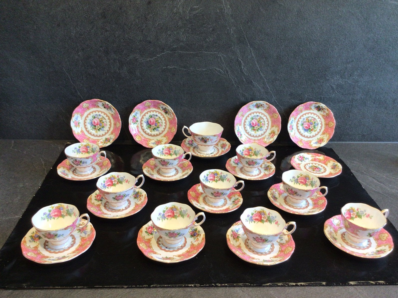Royal Albert Lady Carlyle – 27-delig Bone China servies, Gebruikt, Klassiek, Ophalen of Verzenden, Kop(pen) en/of Schotel(s)