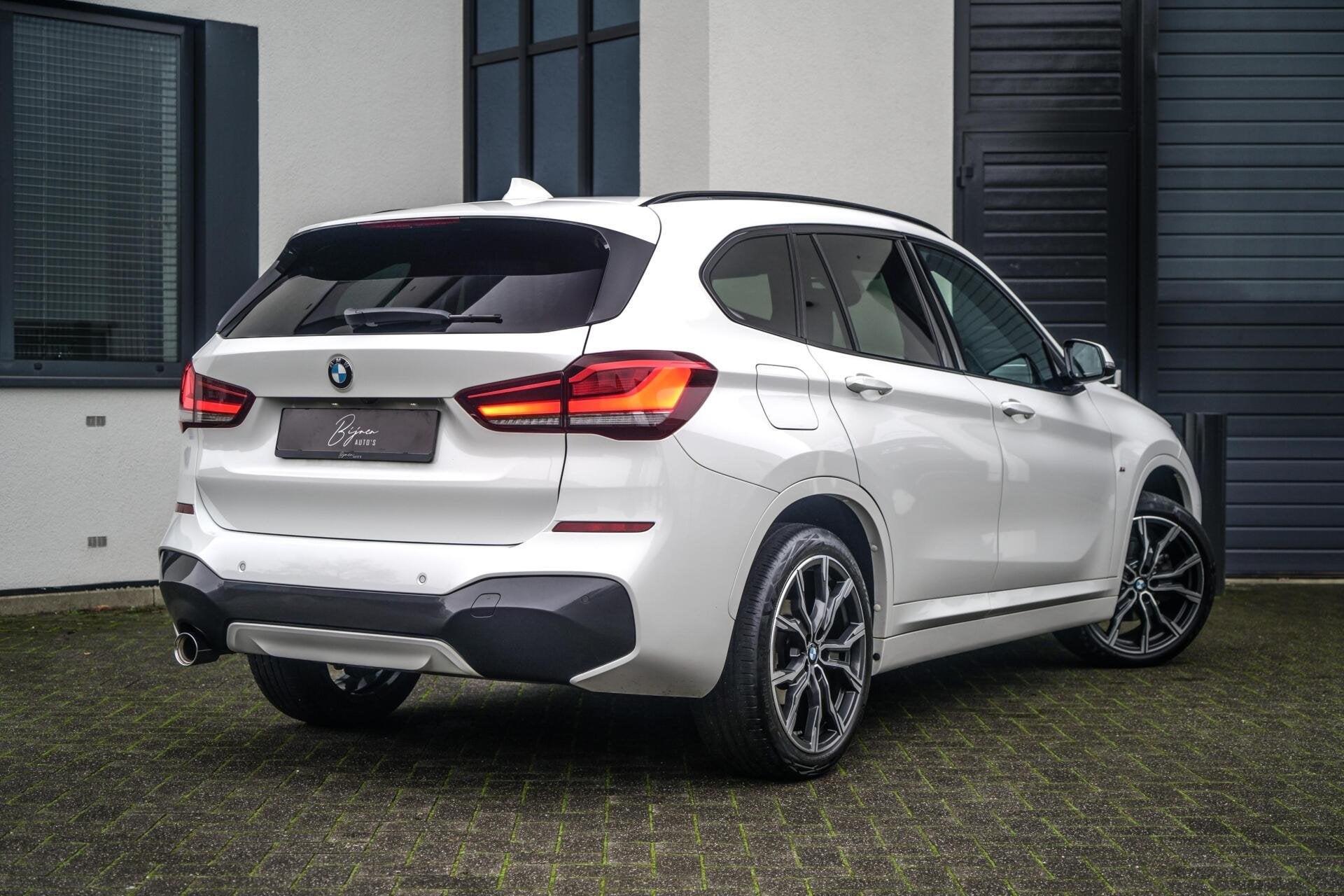 Foto 3 van BMW X1 sDrive18i M-Sport PANO / HUD / CAMERA