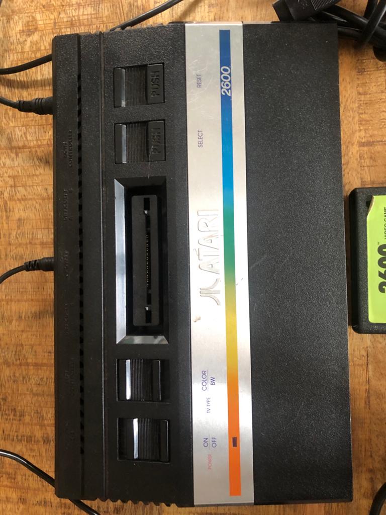 Atari 2600 met 2 controllers en 32-in-1 game cartridge, Spelcomputers en Games, Spelcomputers | Atari, Gebruikt, Atari 2600, Met 2 controllers