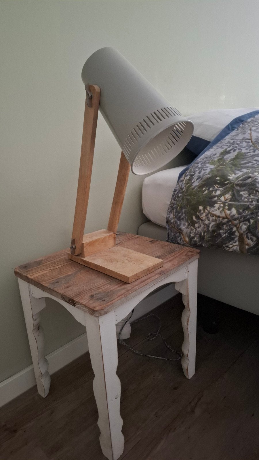Moderne tafellamp met houten frame,hoogte 50cm,breedte 14cm, Ophalen, Bureaulamp, Gebruikt, Overige merken