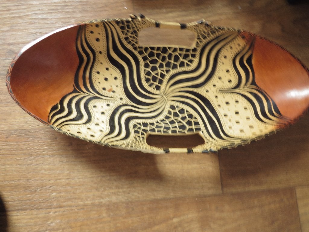 handgesneden houten schaal met giraffenpatronen 60 cm x27cm, Huis en Inrichting, Woonaccessoires | Schalen en Manden, Gebruikt