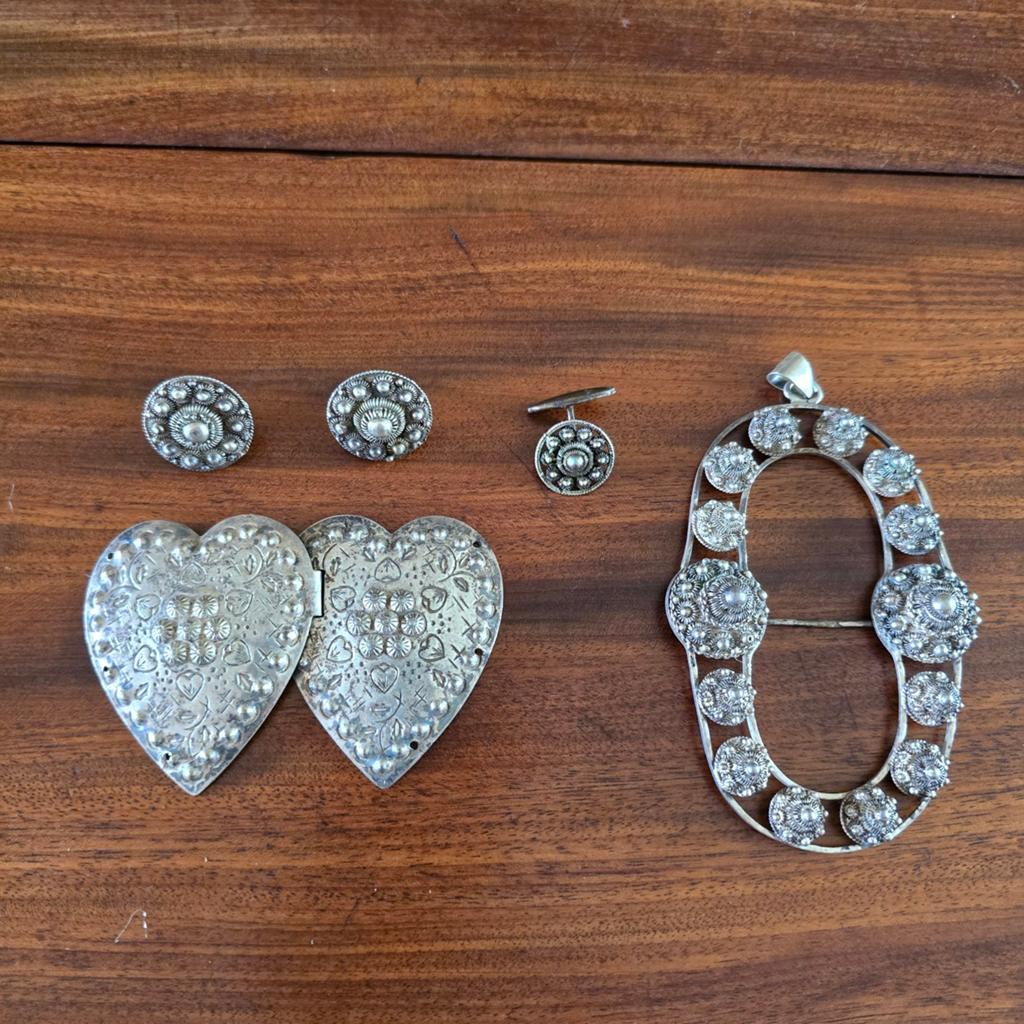 Uit ervenis; div. antieke zeeuwse zilveren streeksieraden., Ophalen of Verzenden, Zilver