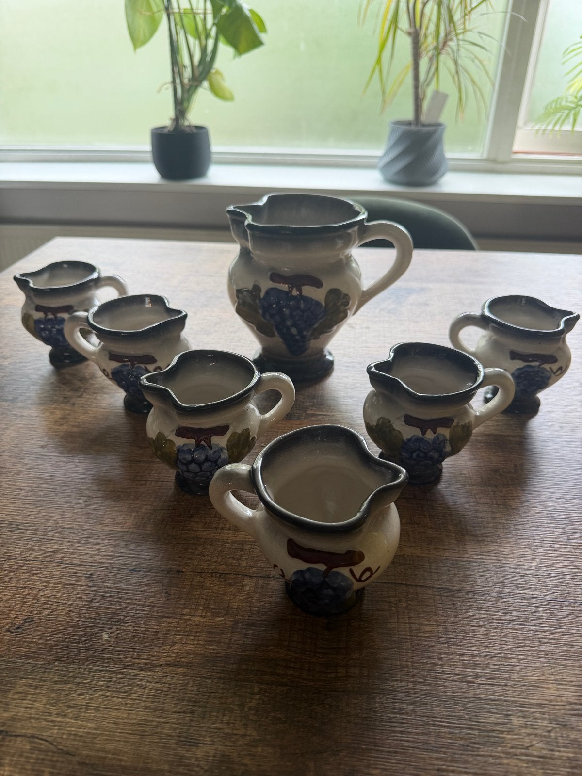 Vintage Aardewerk Karaf en 6 Bekers met Druivenmotief, Ophalen of Verzenden