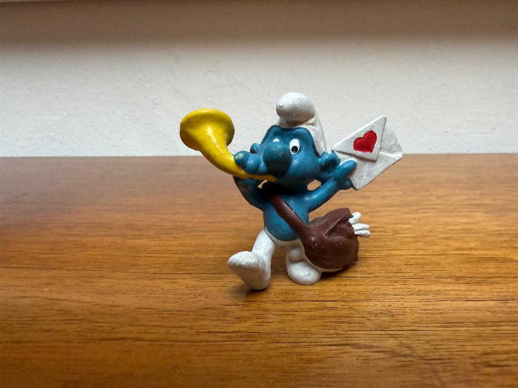 Postbode Smurf met liefdesbrief – donkerbruine tas, Ophalen of Verzenden, Gebruikt, Overige Smurfen, Poppetje, Figuurtje of Knuffel