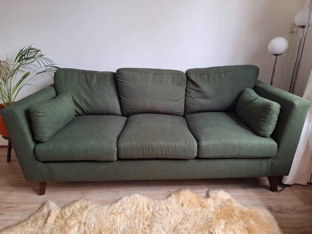 Donker groene driezitsbank houten pootjes, Huis en Inrichting, Ophalen, Modern, Comfortabel, Driepersoons, 75 tot 100 cm