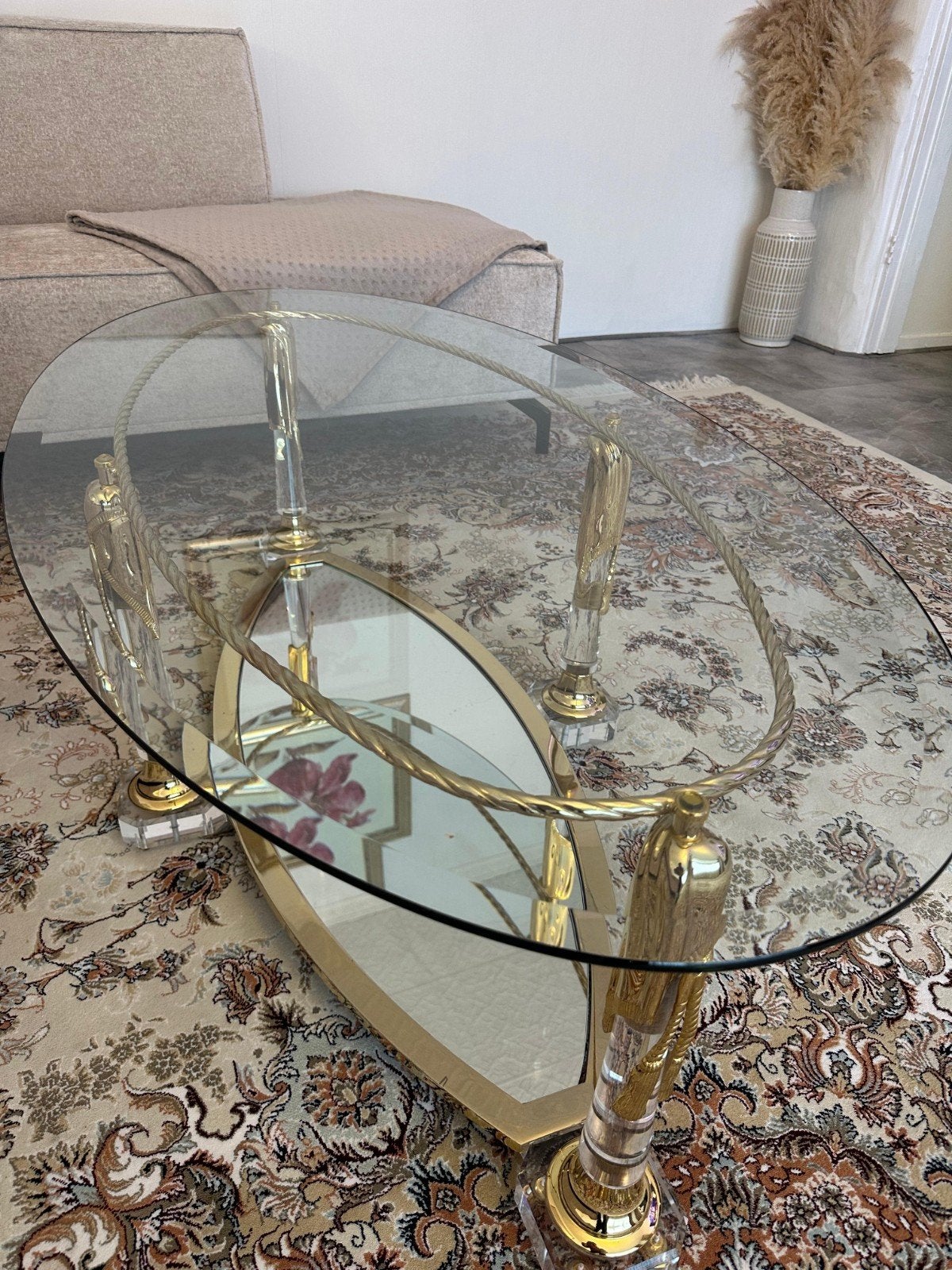 Luxe ovale salontafel met glazen blad en gouden accenten, Ophalen, 100 tot 150 cm, 50 tot 100 cm, Zo goed als nieuw