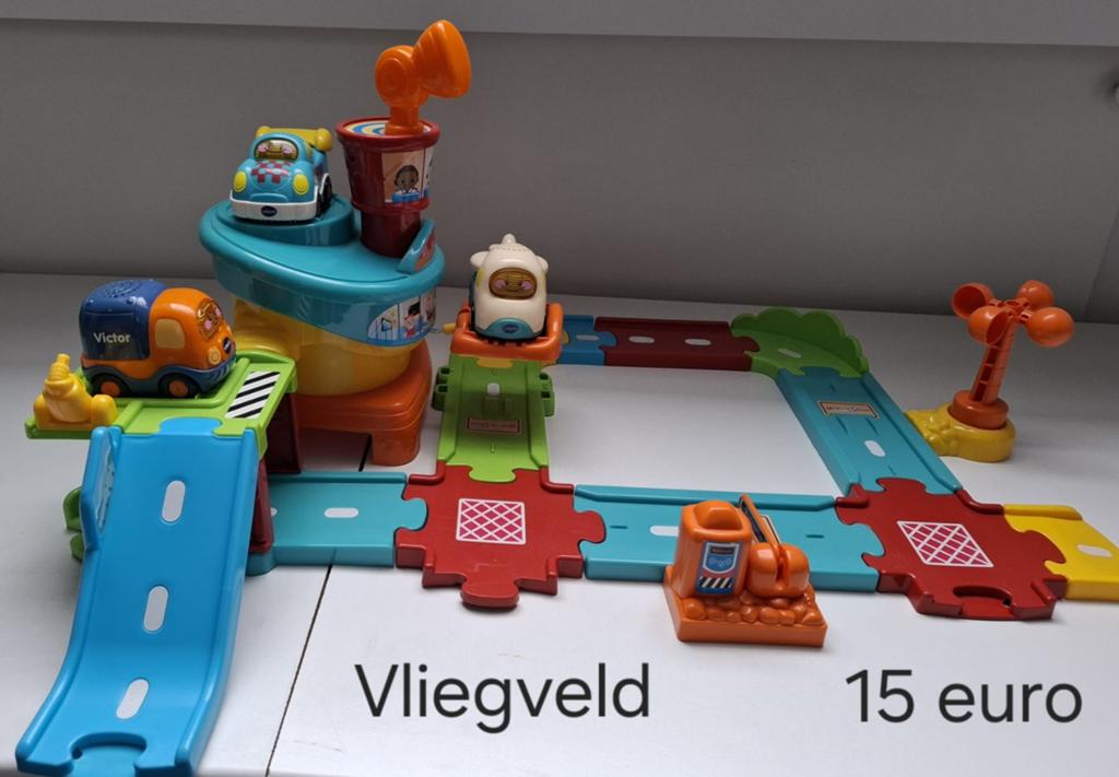 VTech Toet Toet Auto's Vliegveld Speelset, Ophalen, Zo goed als nieuw, 2 tot 4 jaar