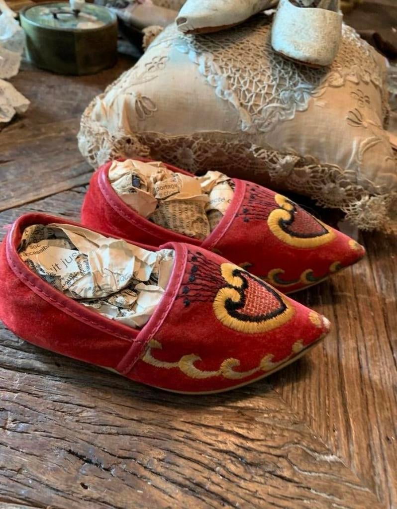 Oude geborduurde poppen/kinder schoentjes, Antiek en Kunst, Ophalen of Verzenden, Kinderen