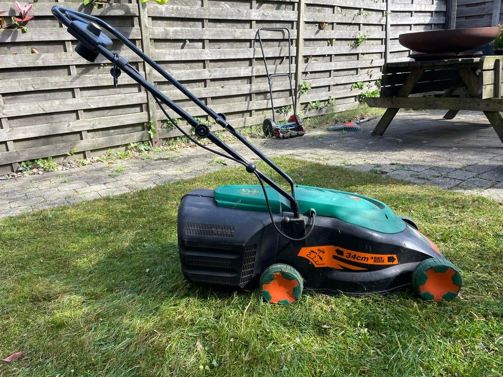 Black & Decker elektrische grasmaaier 34cm, Ophalen, Cirkelmaaier, Gebruikt, Elektrische grasmaaier