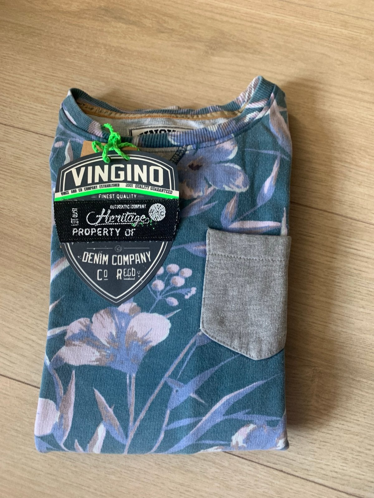 Vingino trui met bloemenprint en borstzakje - Maat 140, Ophalen of Verzenden, Zo goed als nieuw, Jongen, Trui of Vest