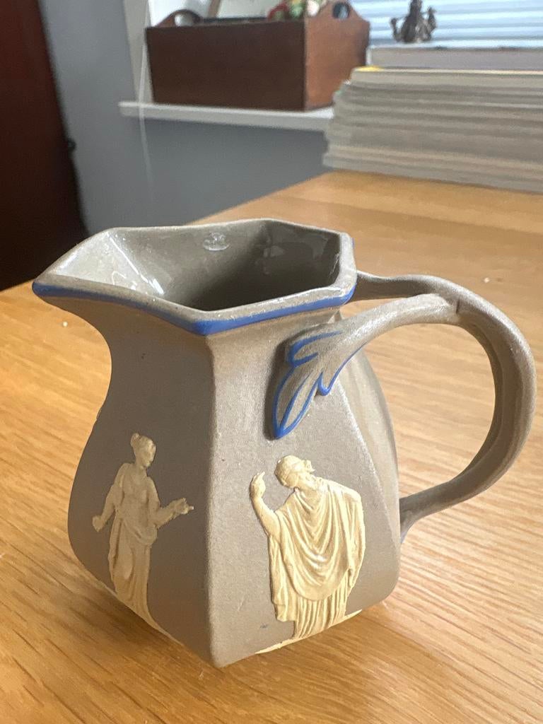 Mini Wedgwood vaasje met klassieke figuren, Antiek en Kunst, Antiek | Keramiek en Aardewerk, Ophalen of Verzenden