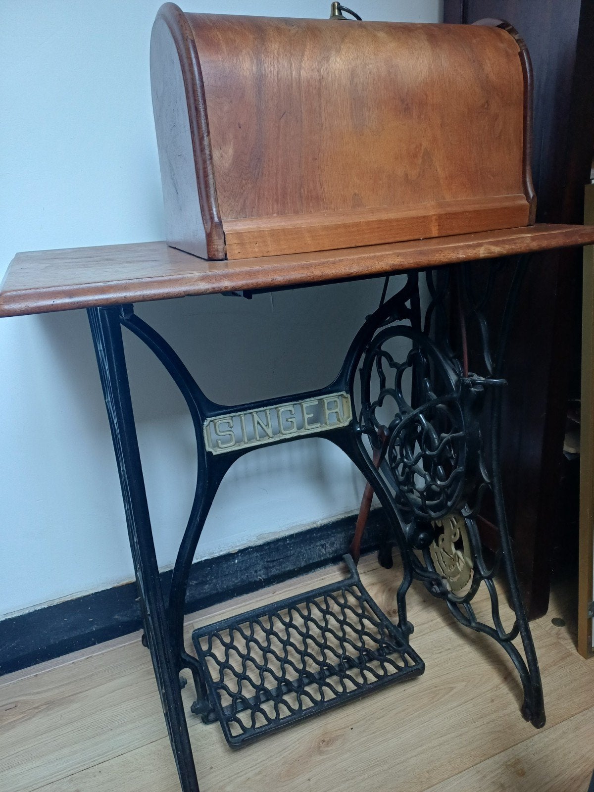 Antieke Singer Naaimachine met Houten Kap en Onderstel, Ophalen