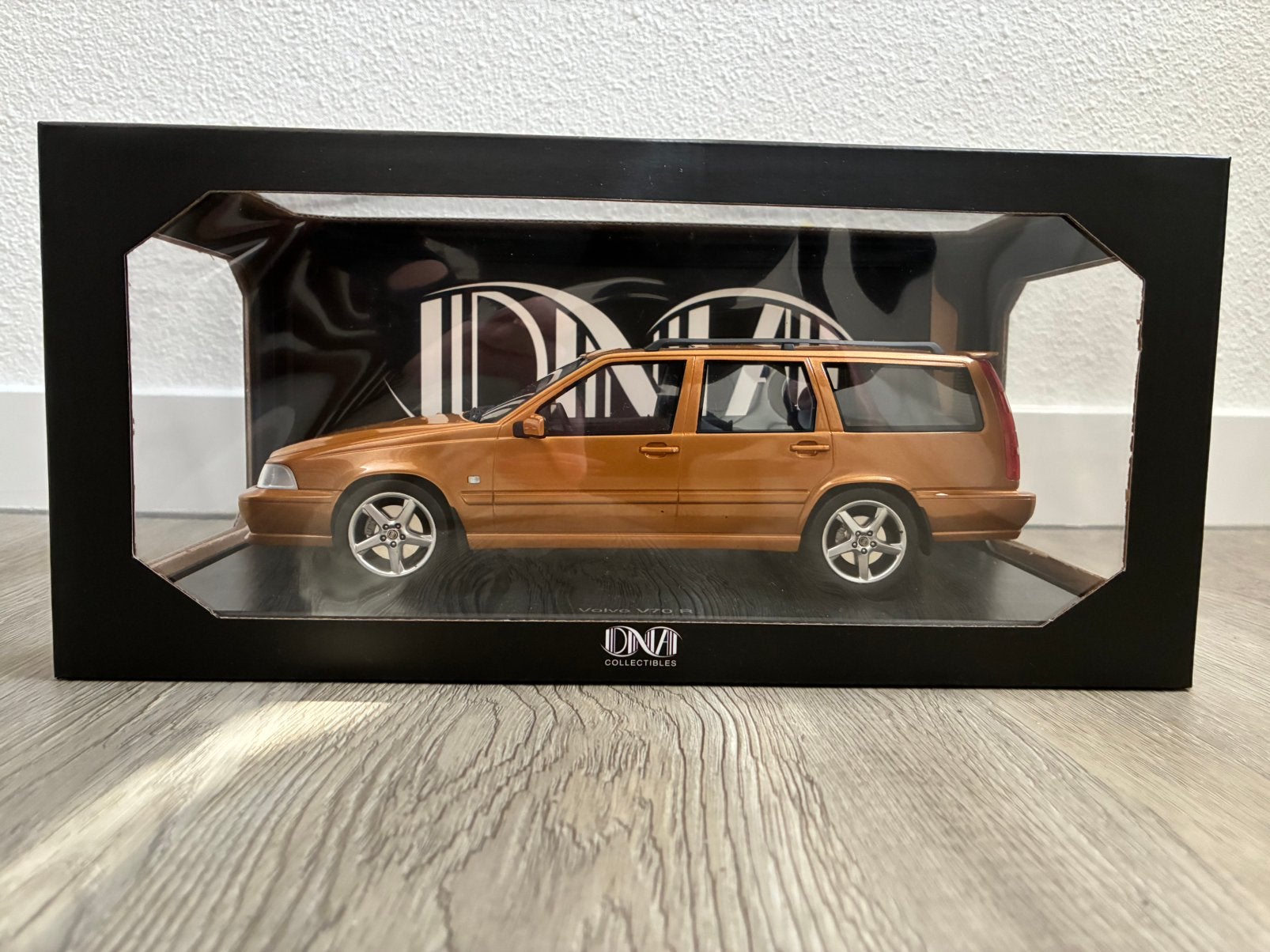 Volvo V70 R - DNA Collectibles 1:18, Ophalen of Verzenden, Nieuw, Overige merken