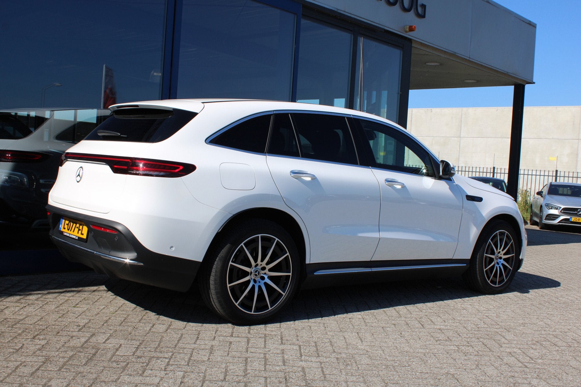 Mercedes-Benz EQC 400 4MATIC 80kWh (SOH 96,71%) Business Sol, Automaat, 392 km, Zwart, Wit