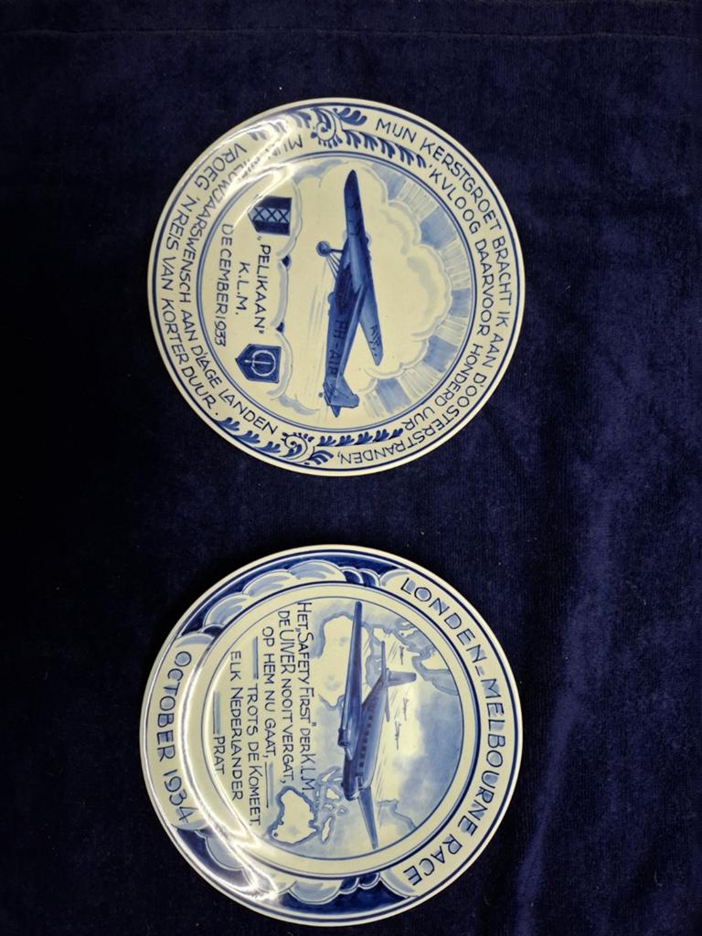 Set van 2 Porceleyne Fles Delft KLM herdenkingsborden, Antiek en Kunst, Antiek | Wandborden en Tegels, Ophalen of Verzenden