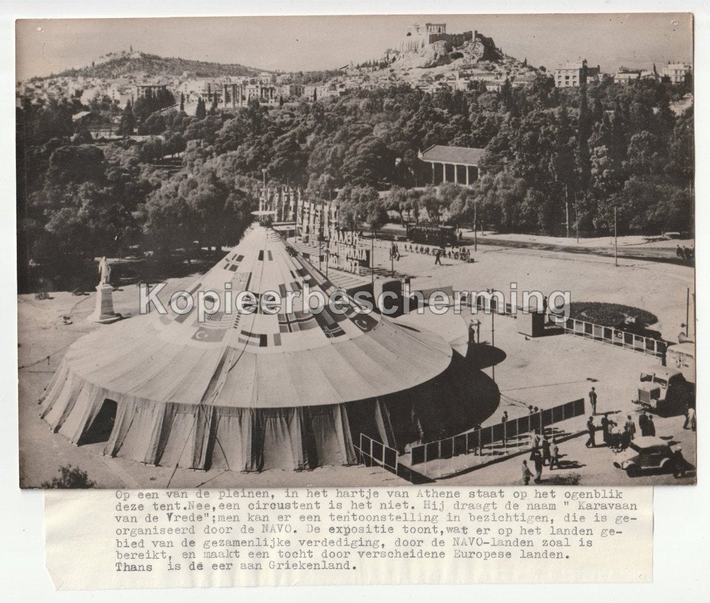 Persfoto NAVO tent Athene karavaan van de vrede circustent, Gebruikt, Verzenden, Foto, 1940 tot 1960