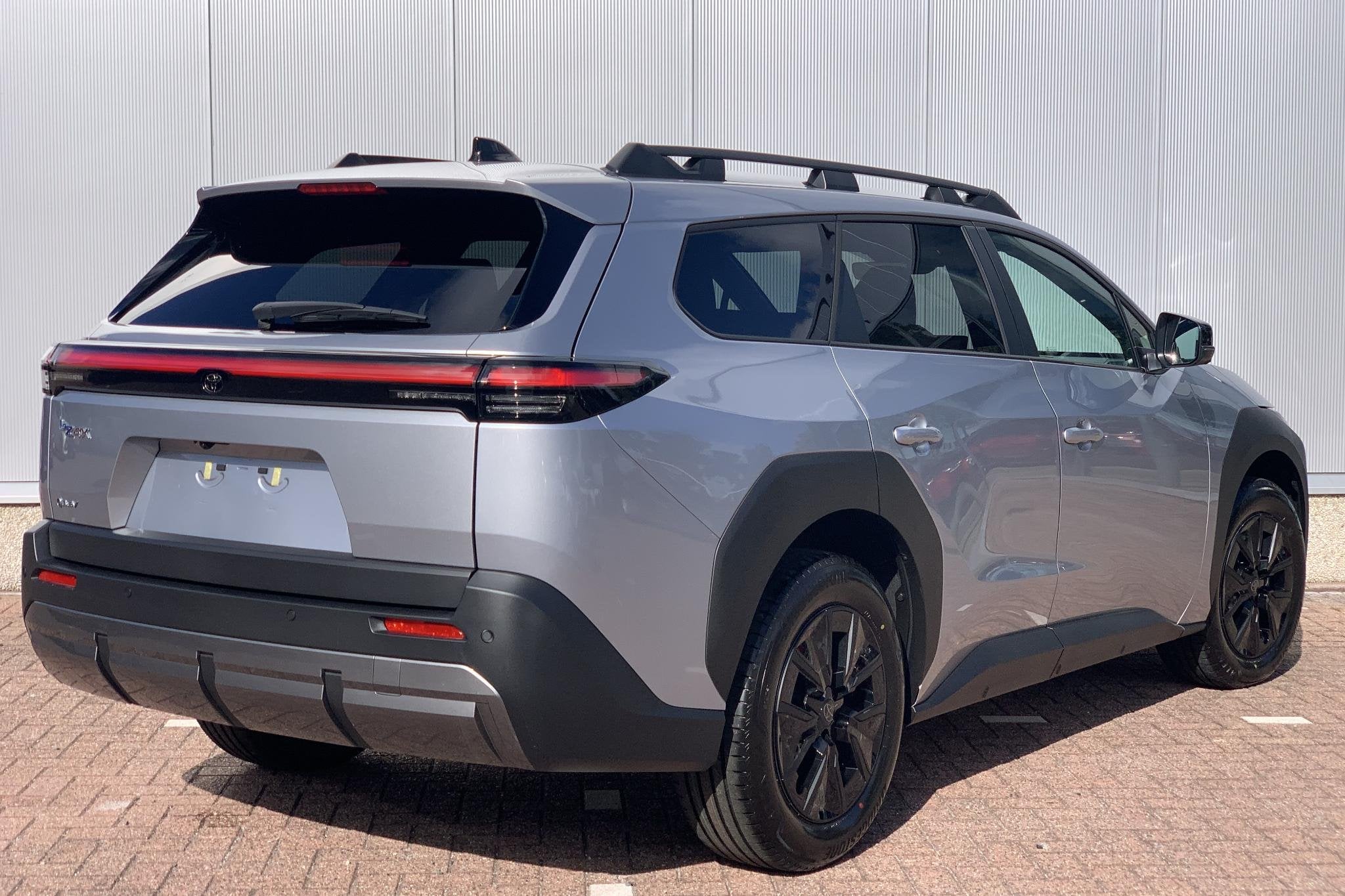 Toyota bZ4X Touring Dynamic Limited Edition 75 kWh / Nu met, Auto's, Zwart, 591 km, Leder en Stof, 456 min