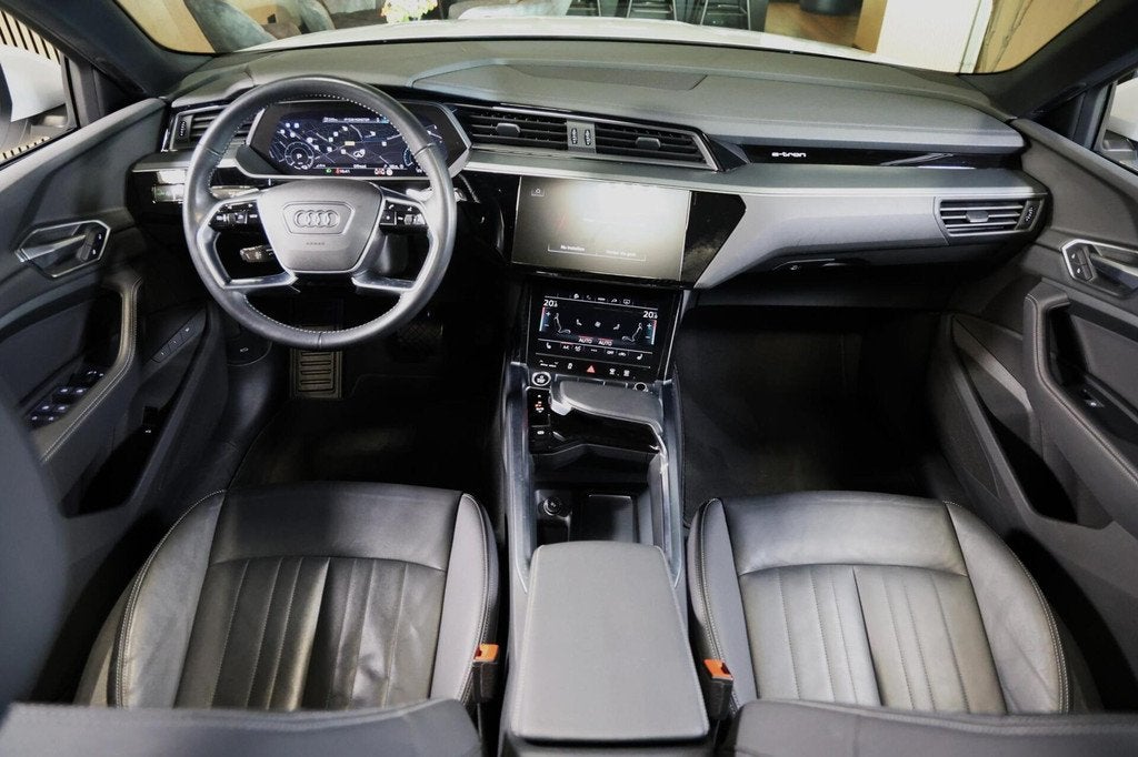 Audi e-tron 50 quattro Pro Line 71 kWh|Pano|Leder|Luchtverin, Auto's, Audi, Zwart, 71 kWh, Met garantie (alle), Wit