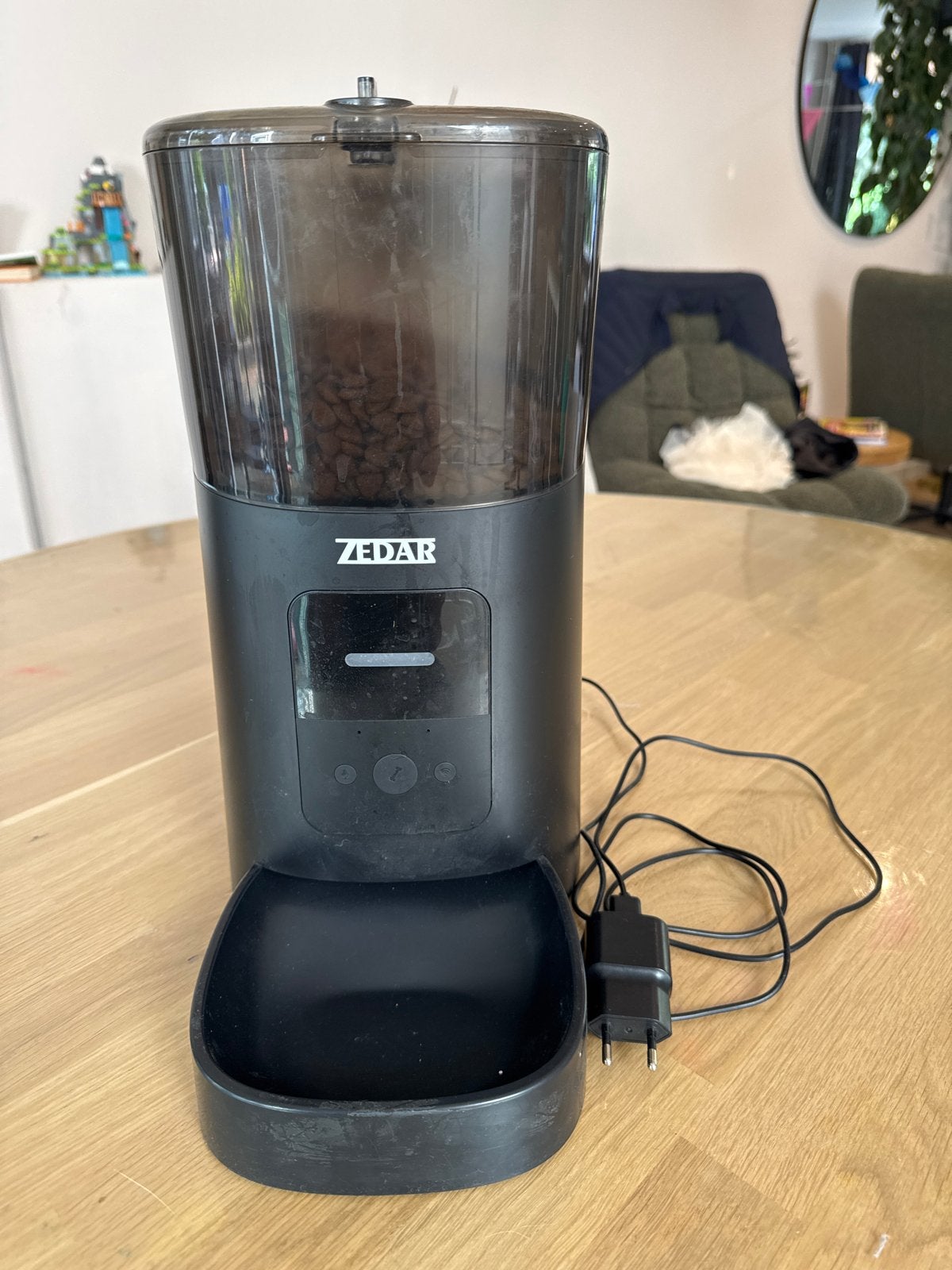 Zedar automatische voer dispenser, Ophalen
