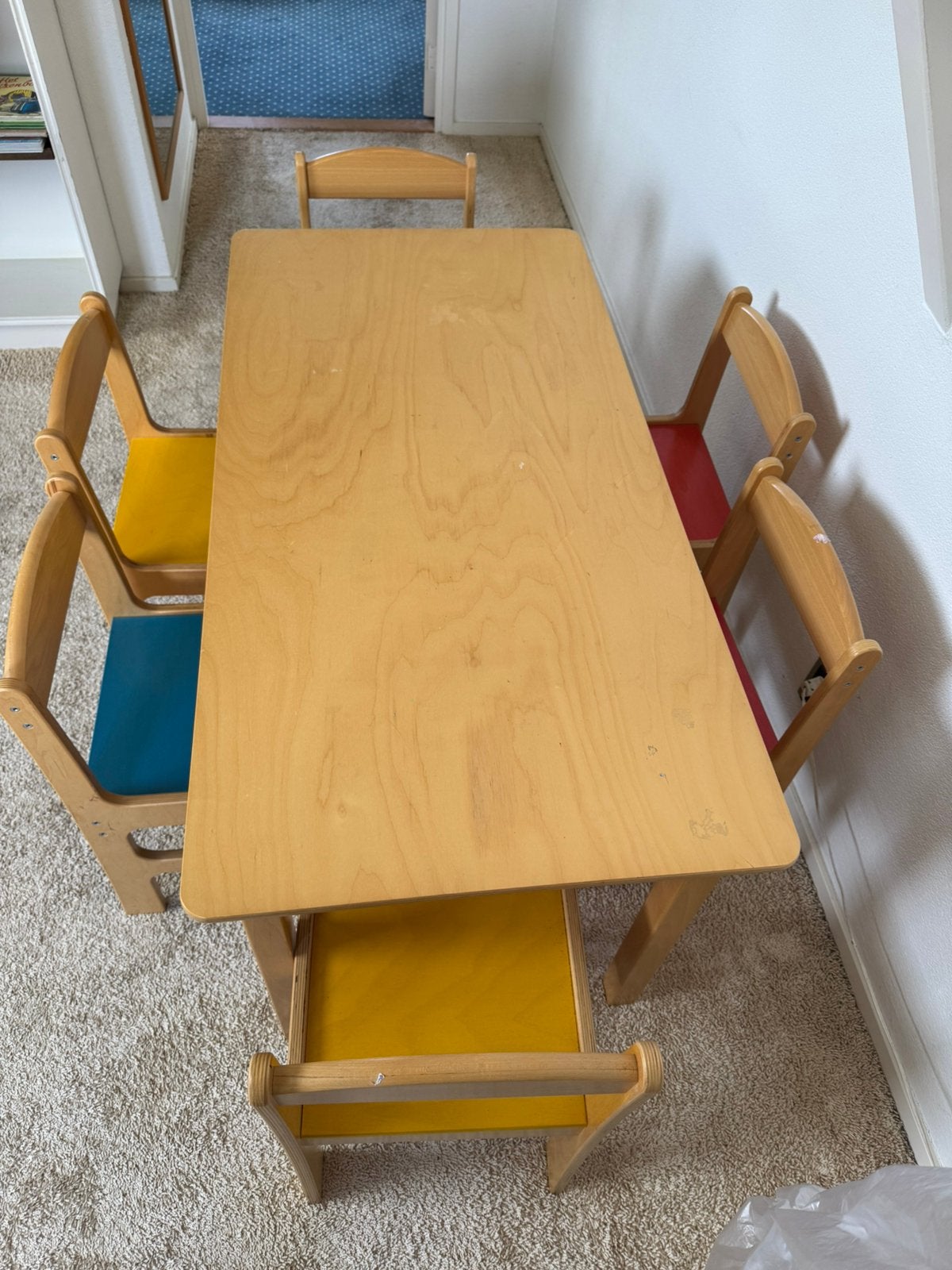 Houten kindertafel (119x59x58cm) met 6 stoeltjes, Kinderen en Baby's, Kinderkamer | Tafels en Stoelen, Ophalen, Zo goed als nieuw