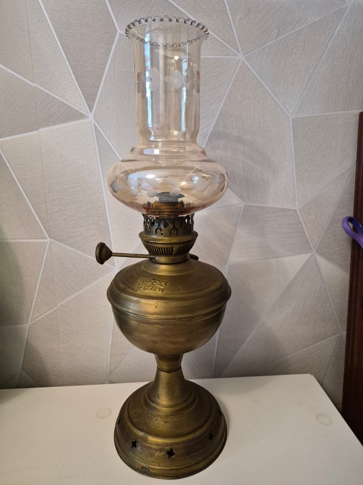 Antieke olielamp van messing met glazen kap, Ophalen
