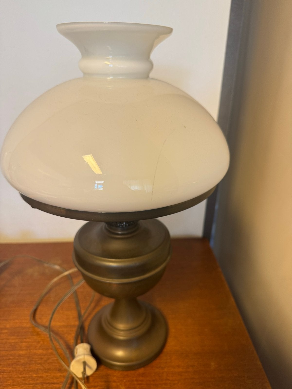 Vintage tafellamp met melkglazen kap, Ophalen