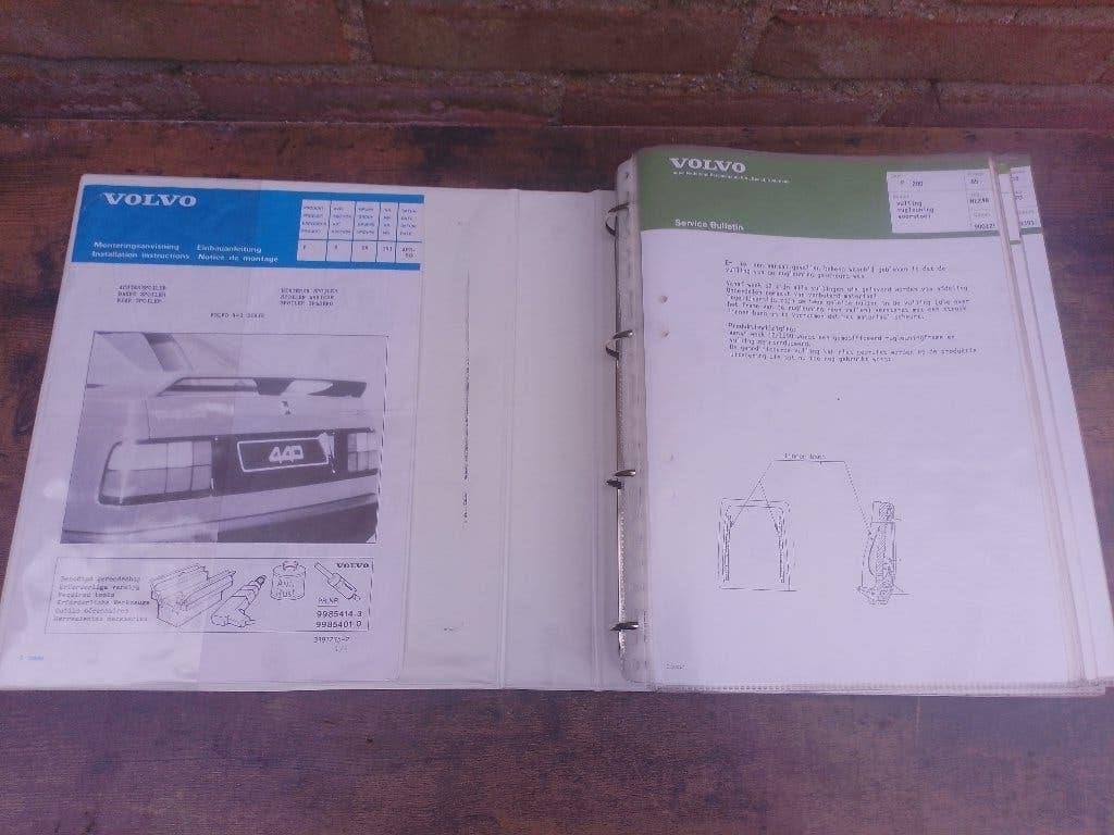 Klapper vol Technische dealer informatie Volvo 400 serie, Verzenden, Gelezen, Volvo