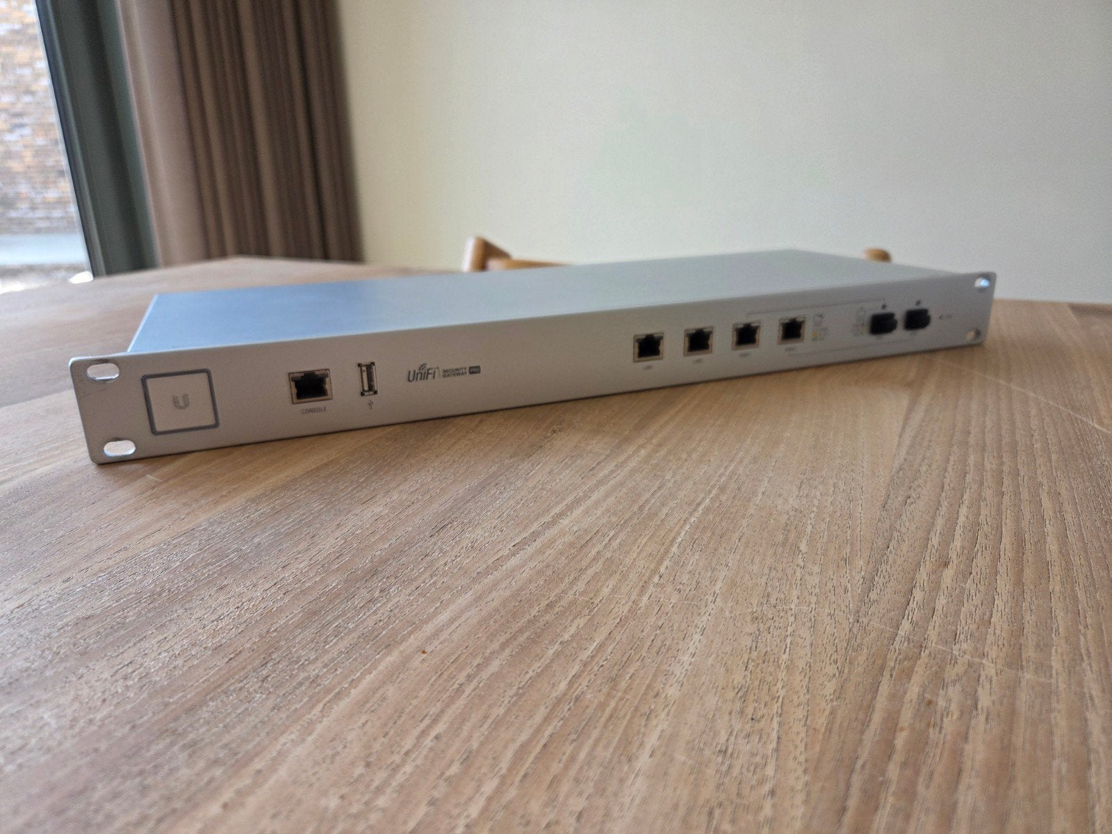 Ubiquiti UniFi Security Gateway Pro 4 (USG-PRO-4), Computers en Software, Netwerk switches, Ophalen of Verzenden, Zo goed als nieuw