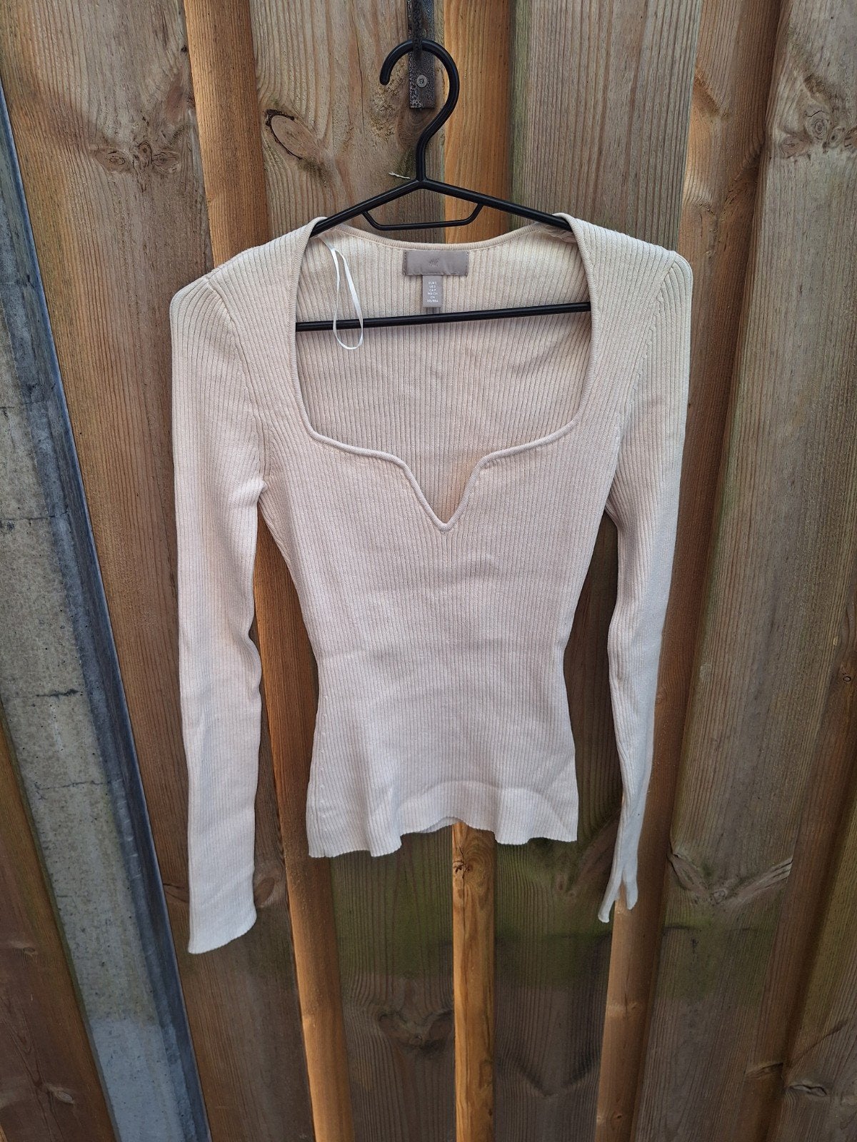 H&M Ribgebreide Top met V-hals - Maat S, Kleding | Dames, Tops, H&M, Beige, Ophalen of Verzenden, Zo goed als nieuw