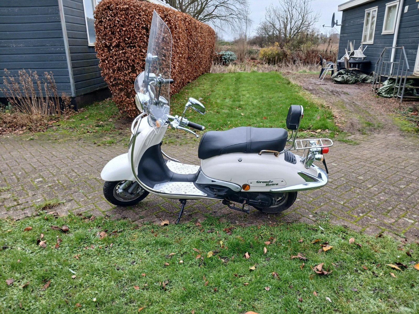 Grande Retro Scooter - Crème/Wit, Fietsen en Brommers, Scooters | Vespa, Ophalen, Gebruikt, Overige modellen, Maximaal 45 km/u